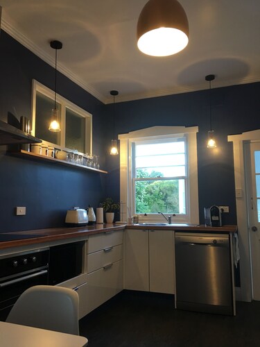 ROCKLYN HOUSE - QUIET, CONVENIENT & CENTRAL LOCATION