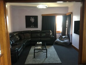 Smart TV, fireplace, Netflix, toys - ROCKLYN HOUSE - QUIET, CONVENIENT & CENTRAL LOCATION (Moonah)