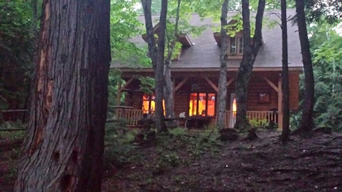 Kaunis hirsitalo hiljaisilla yksityinen järvi