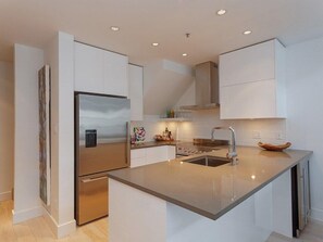 冷蔵庫、電子レンジ、オーブン、コンロ