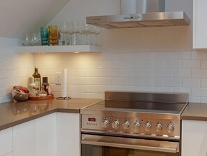 冷蔵庫、電子レンジ、オーブン、コンロ