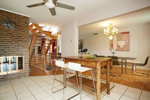 Big Cozy House 5 bedrooms close to downtown