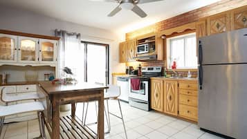 Refrigerador, microondas, placa de cocina, lavavajillas