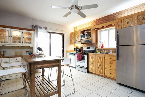 Een koelkast, een microgolfoven, een kookplaat, een vaatwasser