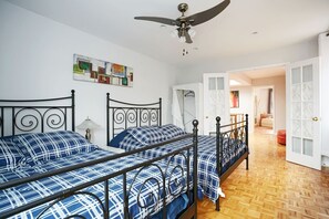4 bedrooms, internet, bed sheets - Big Cozy House 5 bedrooms close to downtown (Montreal)