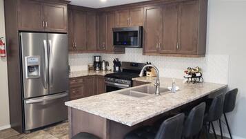 Een koelkast, een magnetron, een oven, een kookplaat