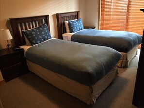 4 chambres, bureau, fer et planche à repasser, accès au Wi-Fi (inclus)