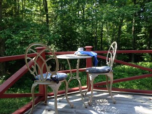 Outdoor dining - Romantic Cabin: Pets OK, Close to Town, Wood stove, 1 Bdrm + Loft, 8 mi. to ski (Stowe Vt)