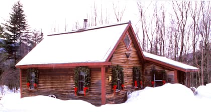 Romantische Hütte: Haustierfreundlich, Holzofen, 1 Zim. + Dachboden