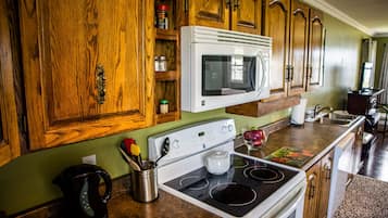 Geladeira, micro-ondas, cooktop, lava-louças