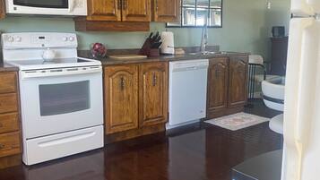 Fridge, microwave, stovetop, dishwasher