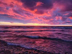Una platja amb onades i un capvespre.
