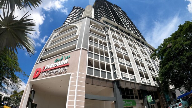 Un edificio de varios pisos con un llamativo letrero de 'D'erdana' en la planta baja, lo que sugiere un espacio comercial.