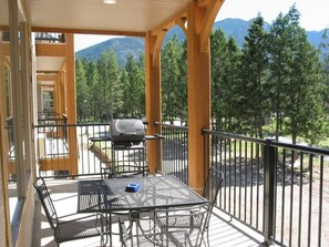 Outdoor dining - Relaxing Resort Retreat - Swim Golf Or Ski 3 Bedrooms at Bighorn Meadows (Radium Hot Springs)