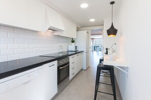 Een koelkast, een microgolfoven, een oven, een vaatwasser