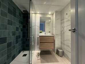 Bathtub, towels