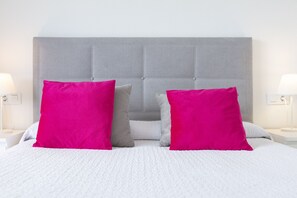 3 slaapkamers, een strijkplank/strijkijzer, gratis wifi, beddengoed