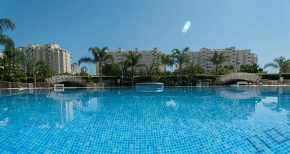 Appartement avec piscines / wifi / barbecue. Décoration moderne Idéal pour les familles.
