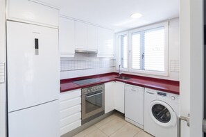 Een koelkast, een magnetron, een oven, een kookplaat