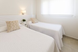 2 bedrooms, iron/ironing board, free WiFi, bed sheets - Family condo with 2 bedrooms. Wifi - only families (Playa de Gandía)