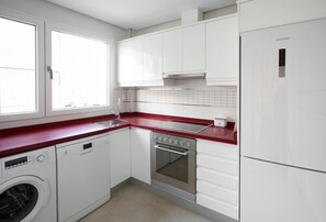 Een koelkast, een microgolfoven, een oven, een vaatwasser