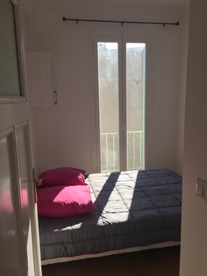 1 chambre, fer et planche à repasser, Wi-Fi, draps fournis