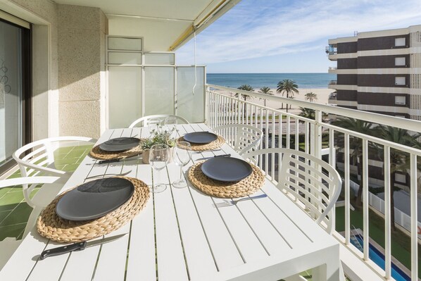 تناول الطعام بالخارج