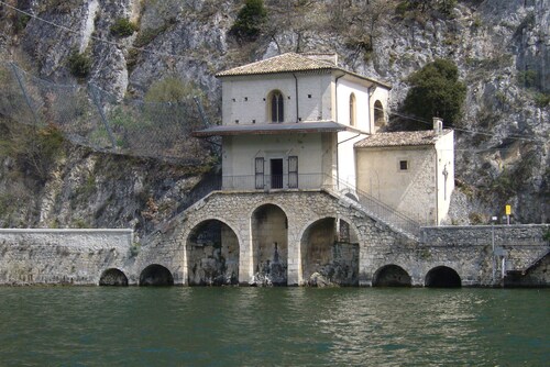 Town house with a terrace and fire place in Scanno. 
