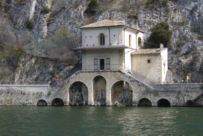 Town house with a terrace and fire place in Scanno. 