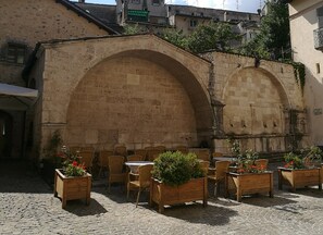 Outdoor dining - Town house with a terrace and fire place in Scanno. (Scanno)