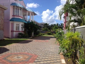 Property grounds - Fayruz Villa is a luxury 3 bedroom, 3 bathroom villa 150 meters from the beach (Flic en Flac)