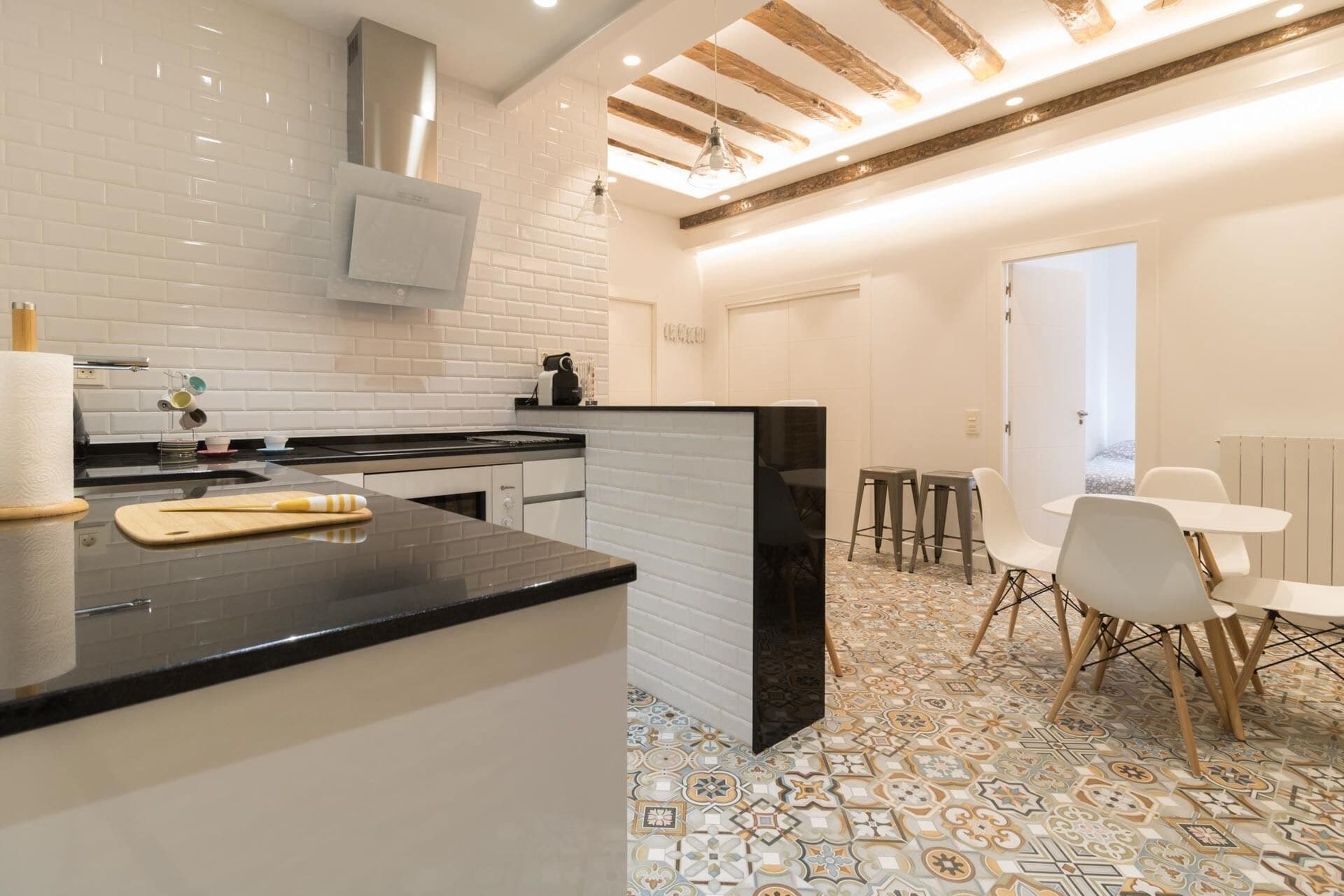 Frigorífico, microondas, placa de cocina y lavavajillas