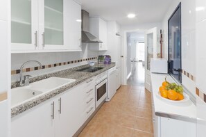 Geladeira, micro-ondas, fogão, lava-louças