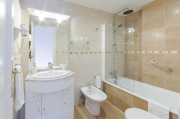 Ein Badezimmer mit Waschbecken, Bidet und Badewanne.