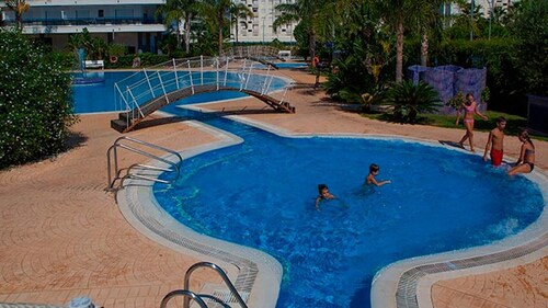 Apartamento SOLO FAMILIAS con piscinas / wifi / BBQ. Moderna decoración. Alquiler solo familias