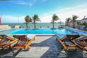 Outdoor pool, pool umbrellas, pool loungers - Serenity by the Sea (Phan Thiet)