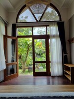 Decoración personalizada, muebles diferentes y cortinas blackout 
