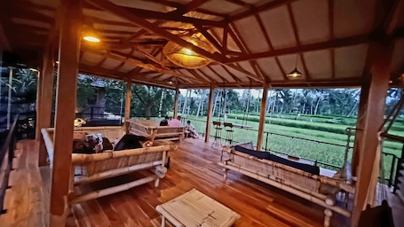 Se sirven desayunos, almuerzos y cenas; con vista al jardín