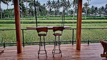 Se sirven desayunos, comidas y cenas con vista al jardín