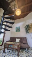 Decoración personalizada, muebles diferentes y cortinas blackout 