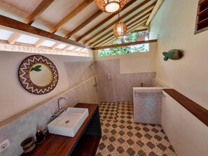 Deluxe tweepersoonskamer, 1 kingsize bed, uitzicht op tuin, op benedenverdieping | Badkamer | Een douche, een haardroger, handdoeken