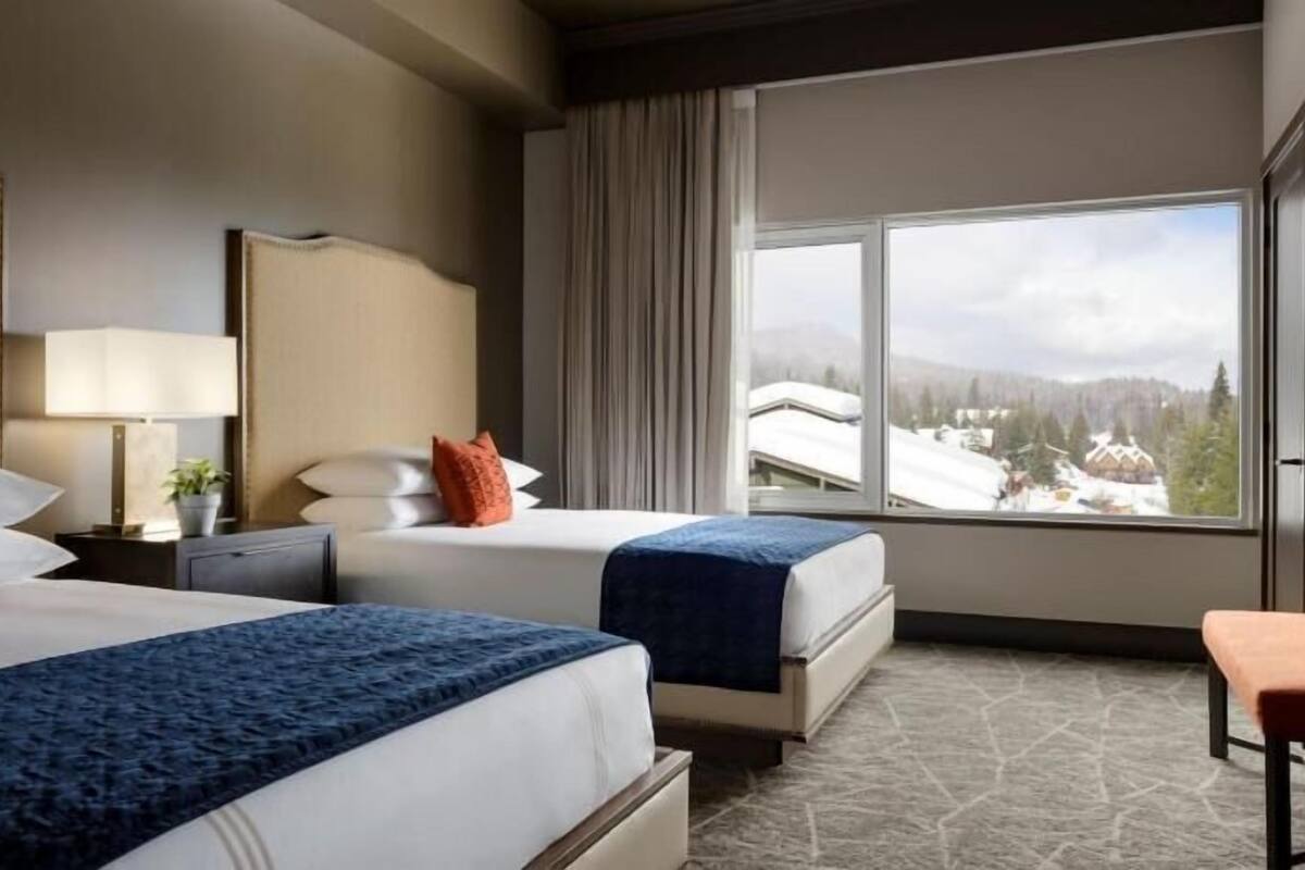 Egyptian cotton sheets, premium bedding, in-room safe, laptop workspace