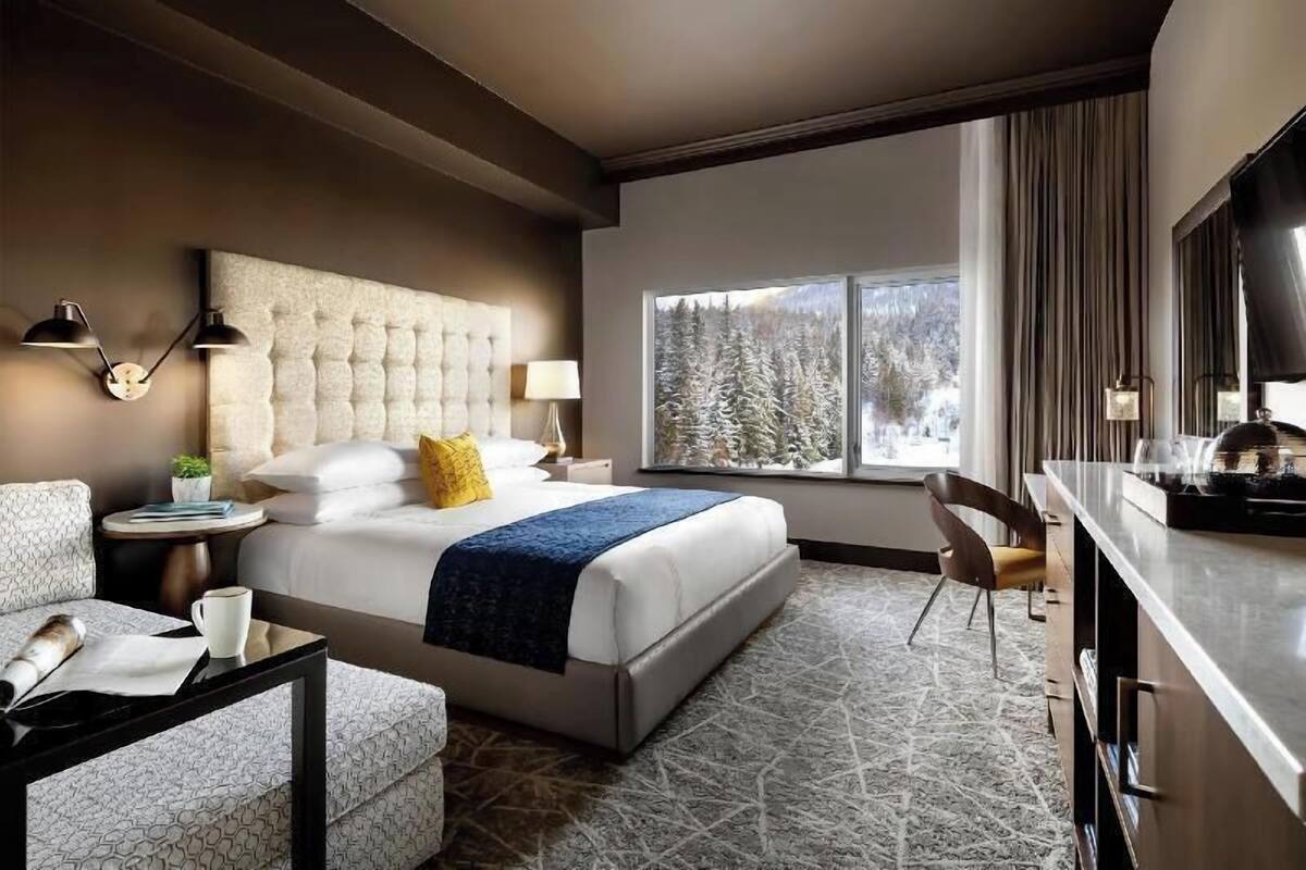 Egyptian cotton sheets, premium bedding, in-room safe, laptop workspace