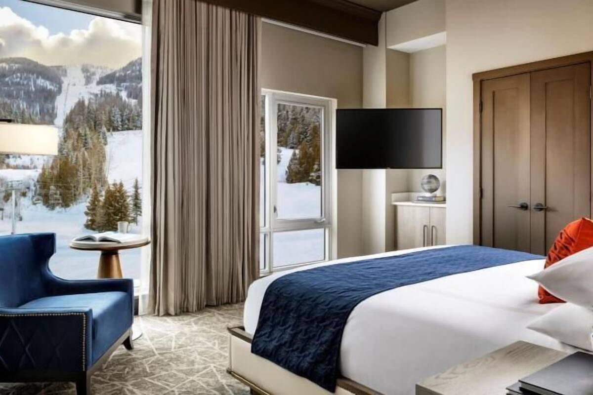 Egyptian cotton sheets, premium bedding, in-room safe, laptop workspace