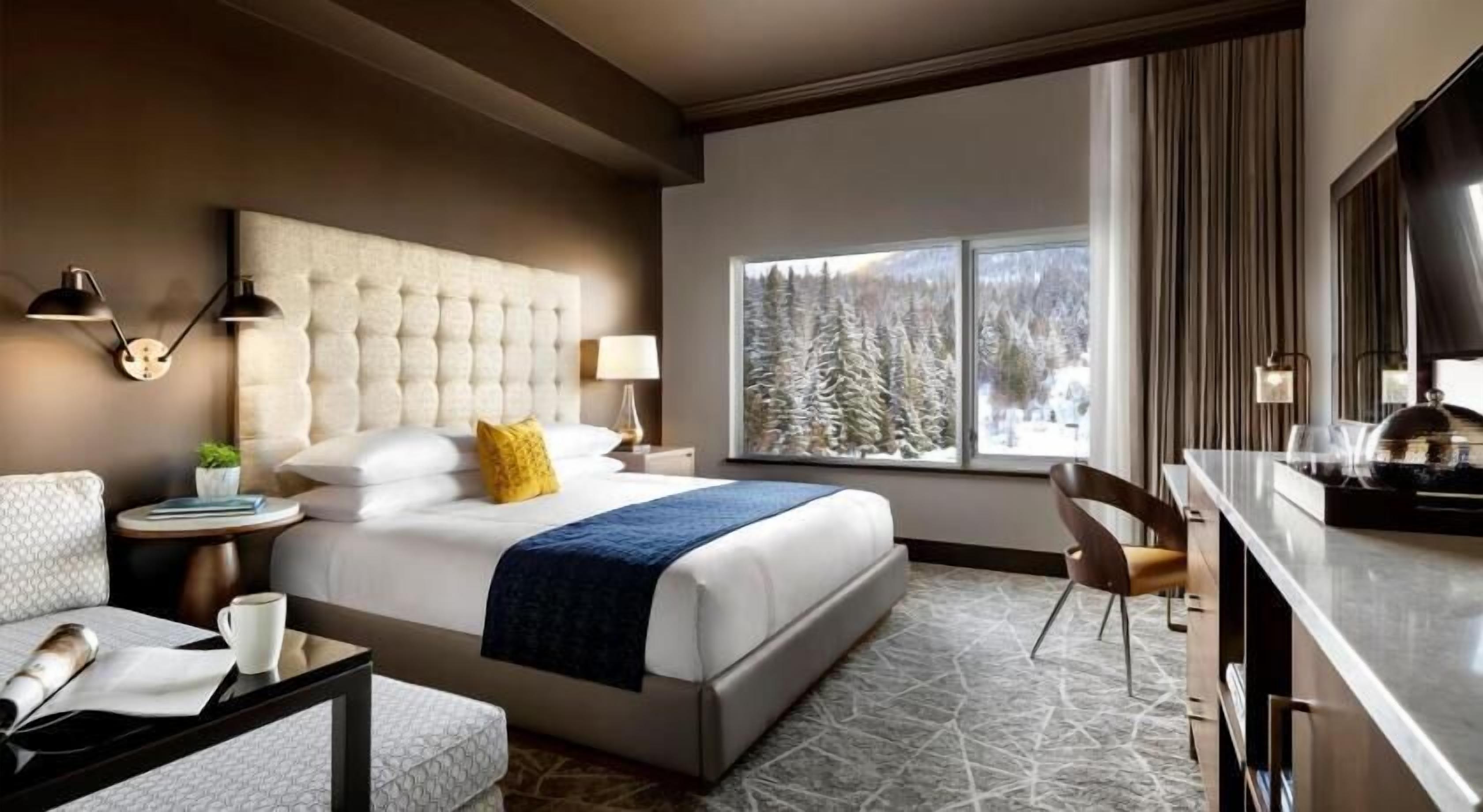 Egyptian cotton sheets, premium bedding, in-room safe, laptop workspace