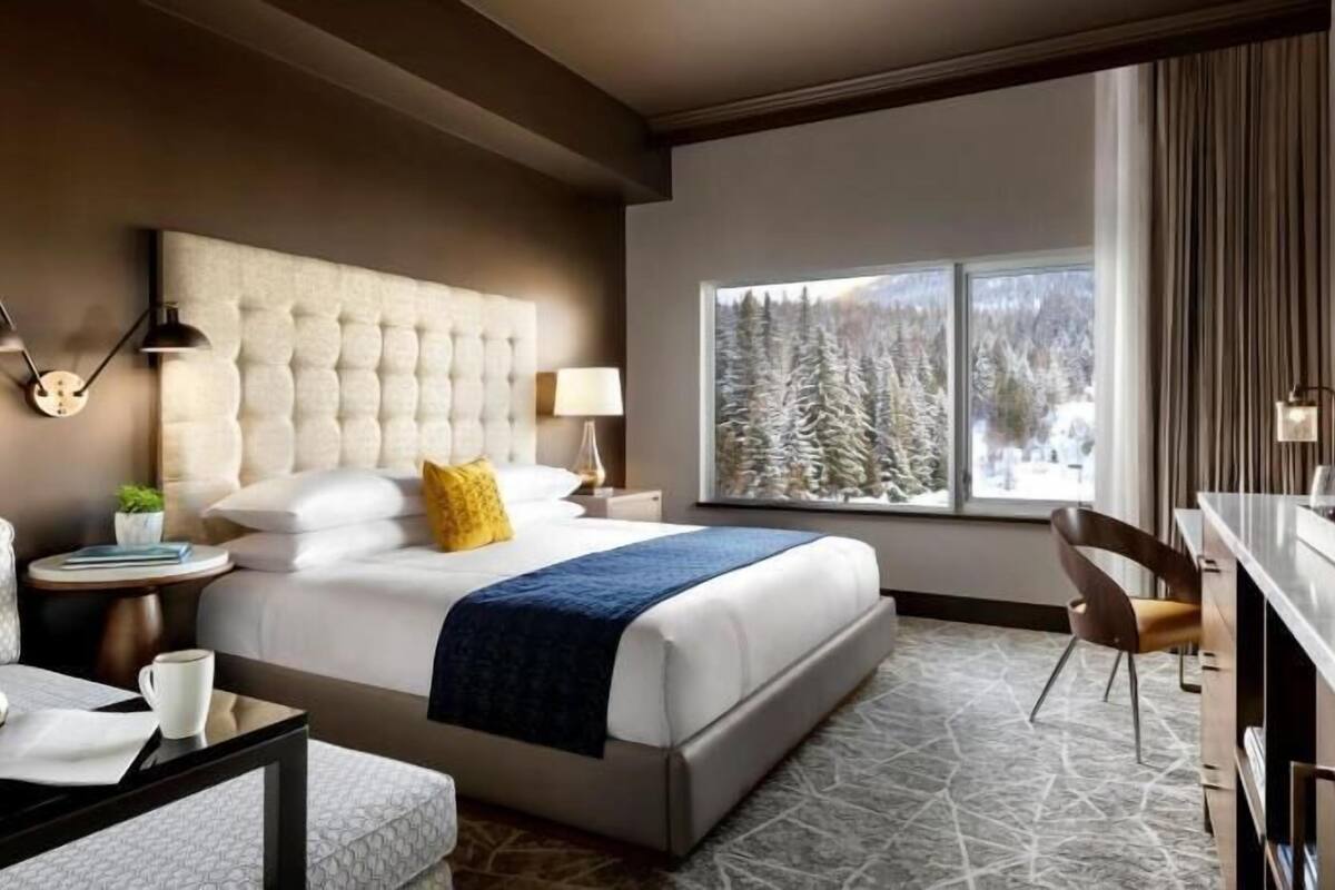 Egyptian cotton sheets, premium bedding, in-room safe, laptop workspace