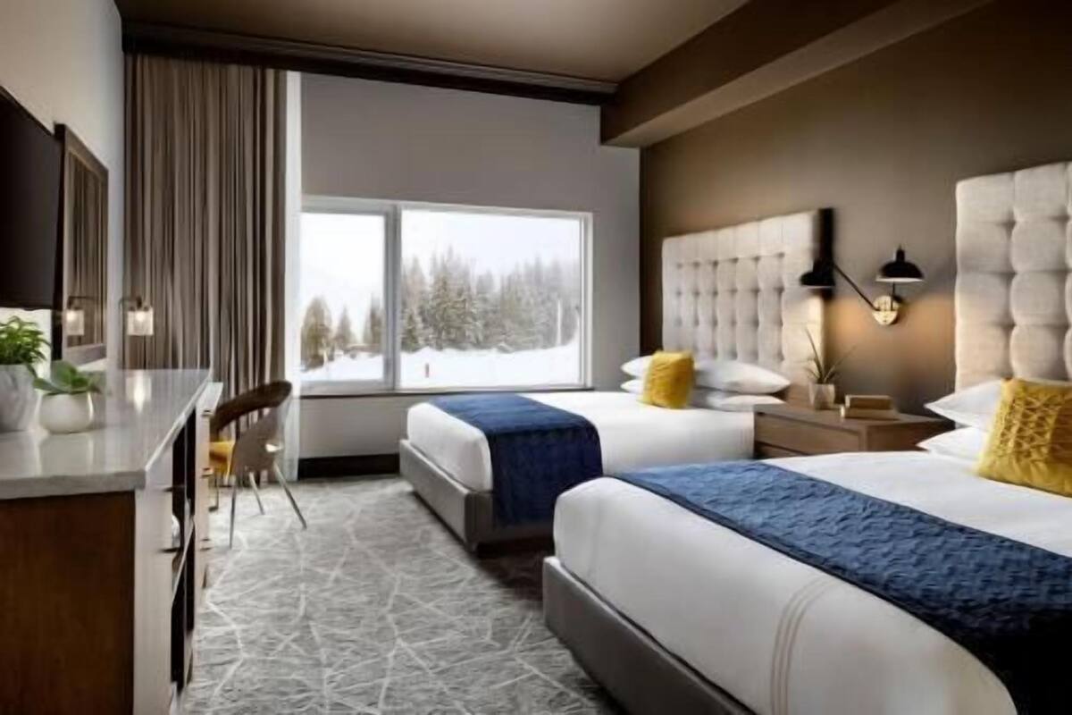 Egyptian cotton sheets, premium bedding, in-room safe, laptop workspace