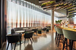 Property entrance - Escad Hotel Quartier DIX30 (Brossard)