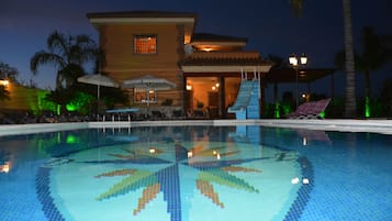 Piscine extérieure, piscine chauffée, chaises longues