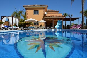 Outdoor pool, a heated pool, pool loungers - Villa Vereda del Palmar/BBQ exteri/Wifi fiber optic/private heated swimming pool (Alhaurín de la Torre)